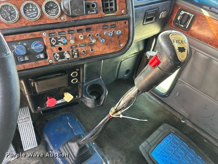 image for item EE0022 2005 Peterbilt 379 semi truck