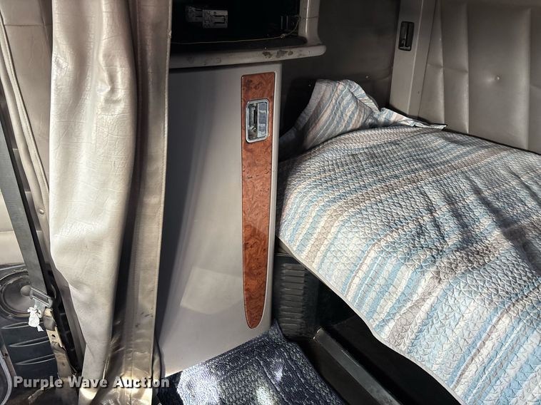 image for item EE0022 2005 Peterbilt 379 semi truck