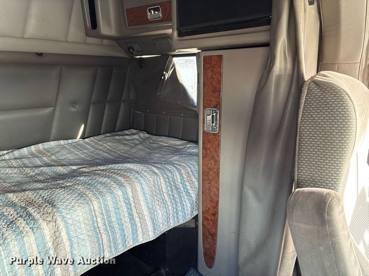 image for item EE0022 2005 Peterbilt 379 semi truck