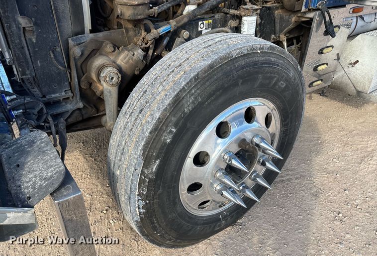 image for item EE0022 2005 Peterbilt 379 semi truck