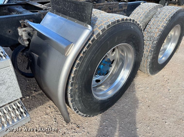 image for item EE0022 2005 Peterbilt 379 semi truck