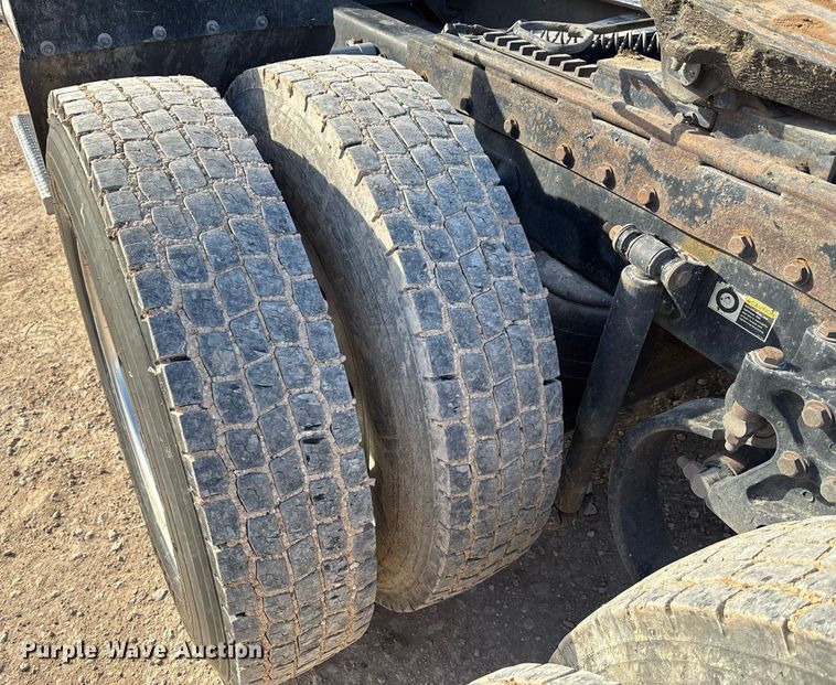 image for item EE0022 2005 Peterbilt 379 semi truck