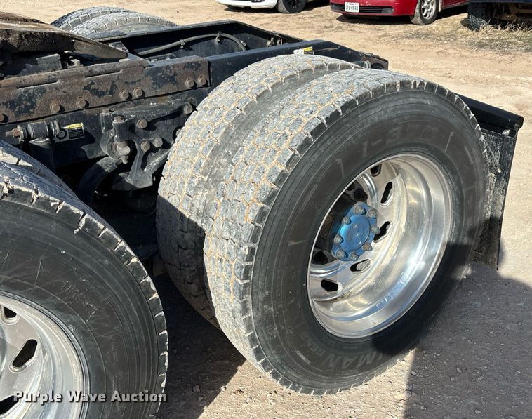 image for item EE0022 2005 Peterbilt 379 semi truck