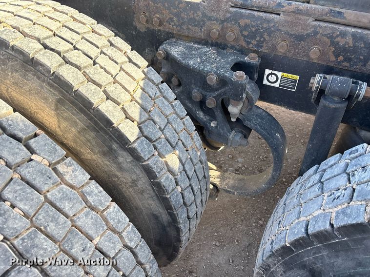 image for item EE0022 2005 Peterbilt 379 semi truck