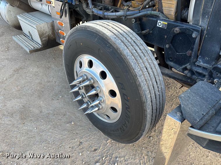 image for item EE0022 2005 Peterbilt 379 semi truck