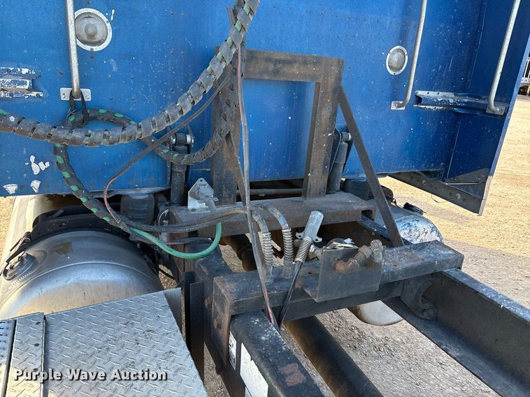 image for item EE0022 2005 Peterbilt 379 semi truck