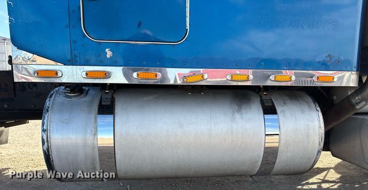 image for item EE0022 2005 Peterbilt 379 semi truck