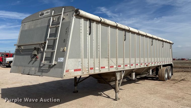 image for item EE0023 2019 Cornhusker 800 grain trailer