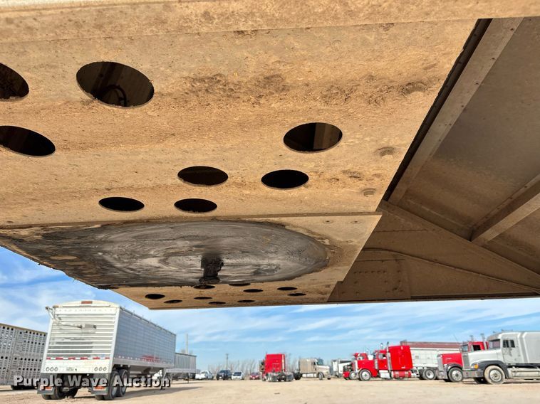 image for item EE0023 2019 Cornhusker 800 grain trailer