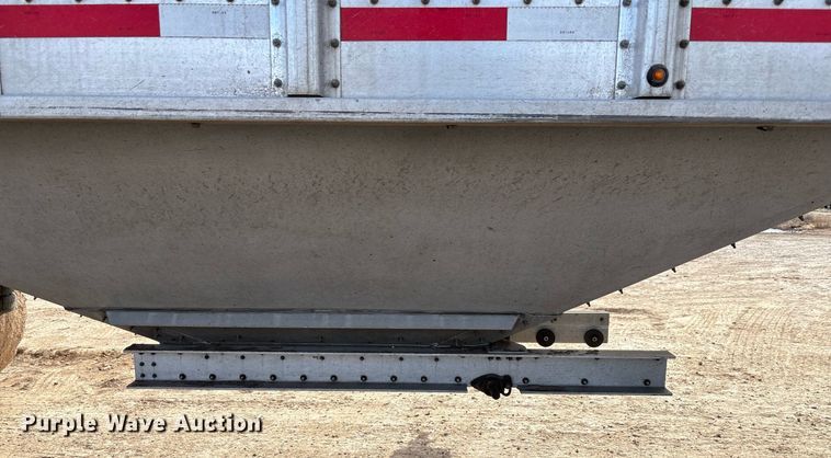 image for item EE0023 2019 Cornhusker 800 grain trailer