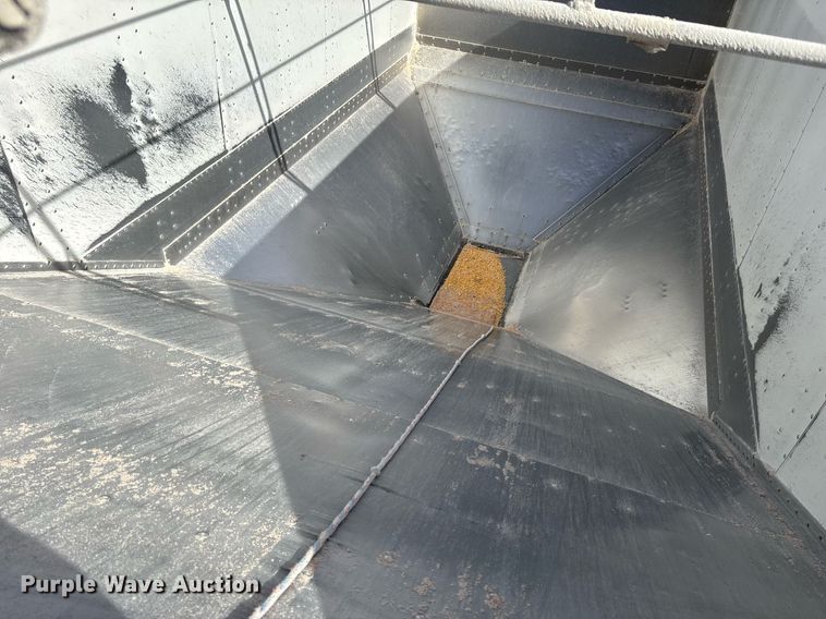 image for item EE0023 2019 Cornhusker 800 grain trailer