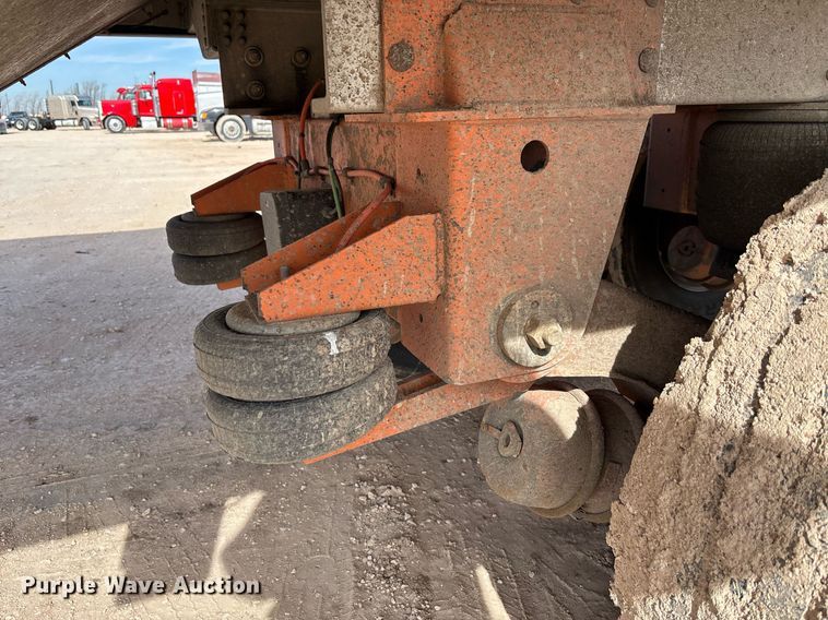 image for item EE0023 2019 Cornhusker 800 grain trailer