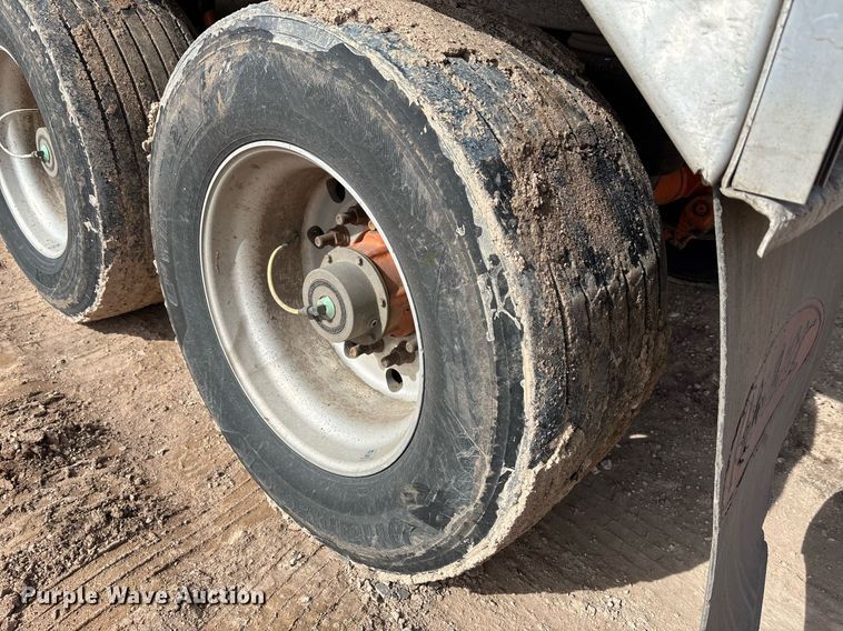 image for item EE0023 2019 Cornhusker 800 grain trailer