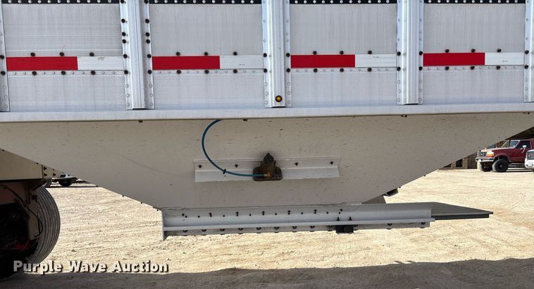 image for item EE0024 2013 Cornhusker 800 grain trailer