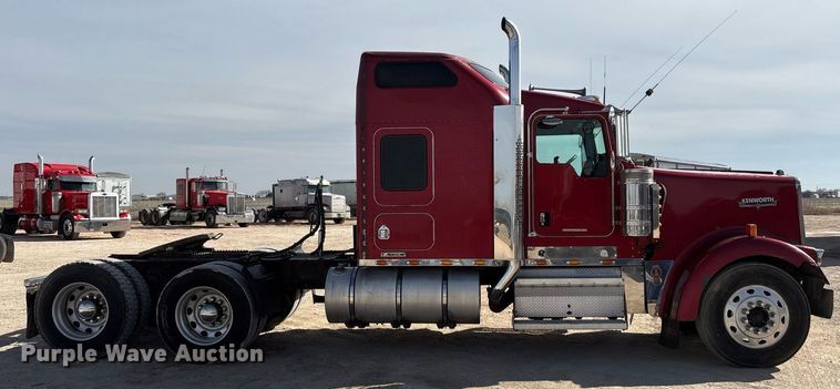 image for item EE0025 2003 Kenworth W900L semi truck