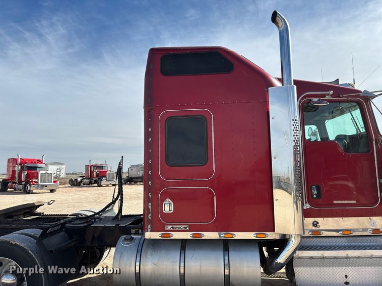 image for item EE0025 2003 Kenworth W900L semi truck