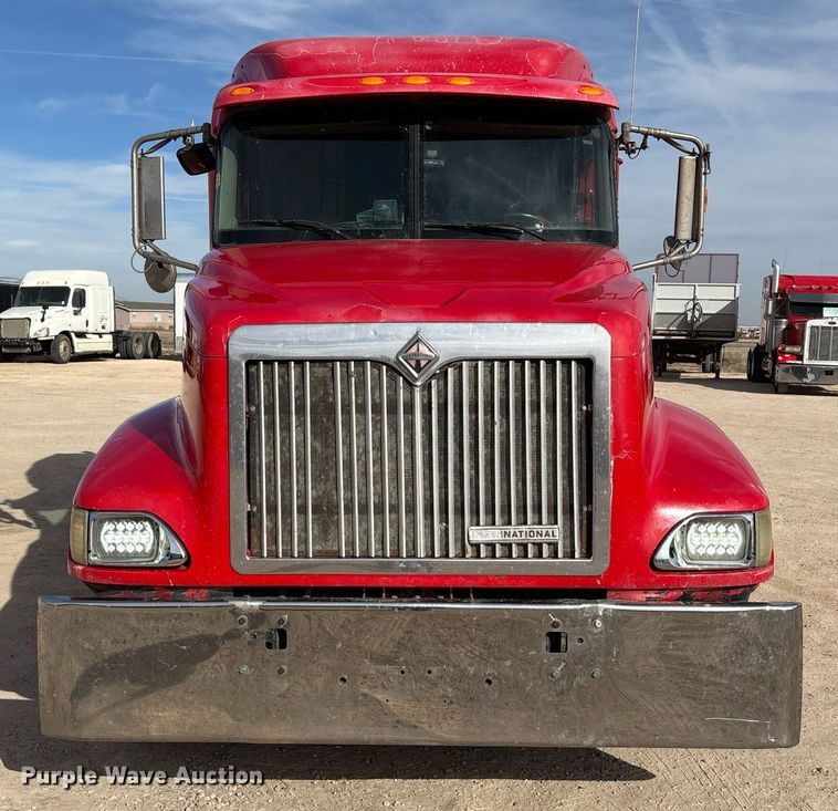 image for item EE0026 2005 International 9400i semi truck