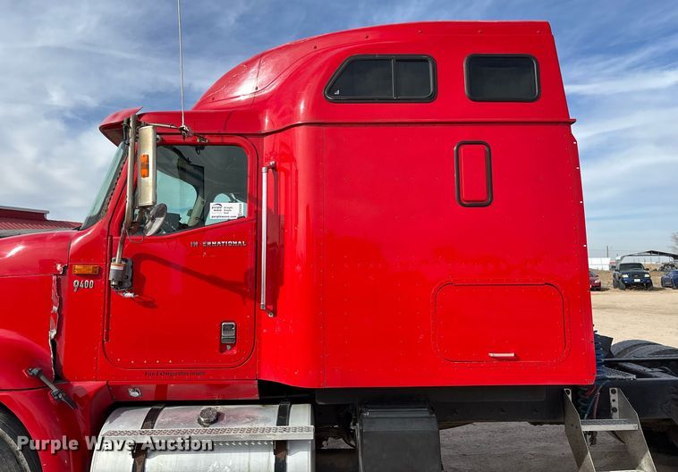 image for item EE0026 2005 International 9400i semi truck
