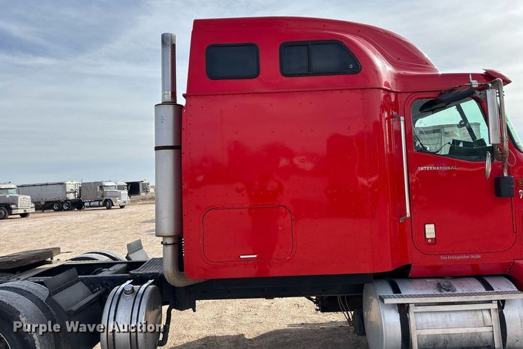 image for item EE0026 2005 International 9400i semi truck