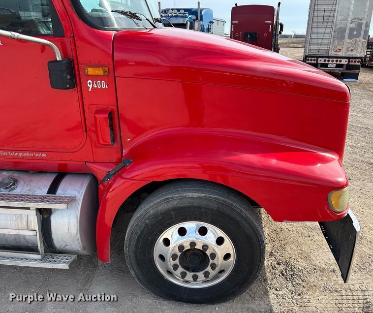 image for item EE0026 2005 International 9400i semi truck