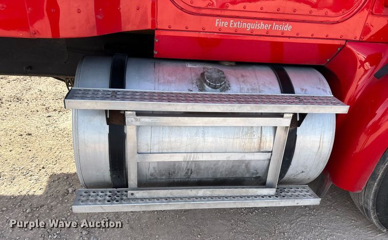 image for item EE0026 2005 International 9400i semi truck