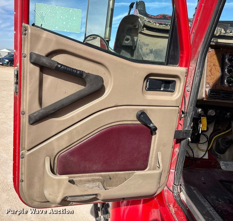 image for item EE0026 2005 International 9400i semi truck