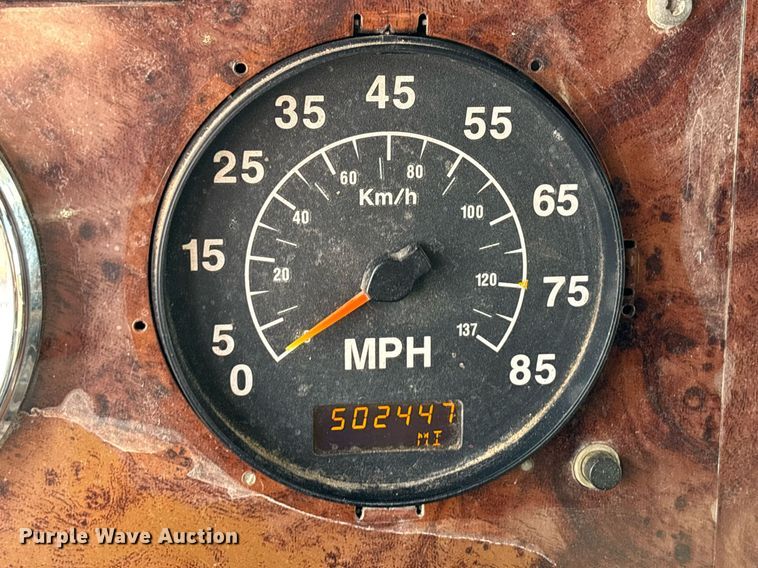 image for item EE0026 2005 International 9400i semi truck