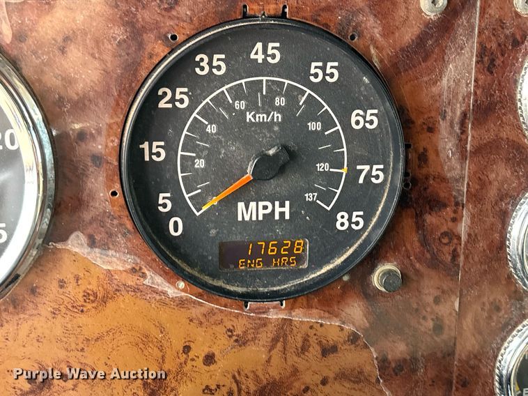 image for item EE0026 2005 International 9400i semi truck