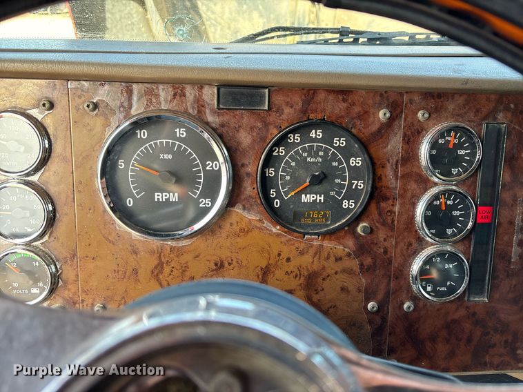 image for item EE0026 2005 International 9400i semi truck