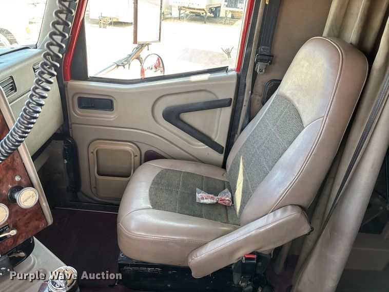 image for item EE0026 2005 International 9400i semi truck