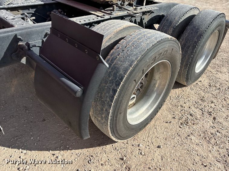 image for item EE0026 2005 International 9400i semi truck