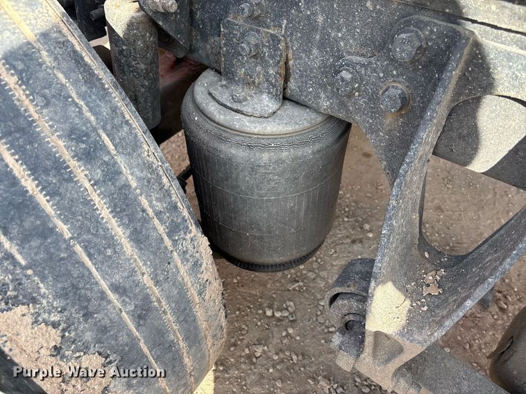 image for item EE0026 2005 International 9400i semi truck