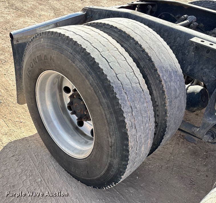 image for item EE0026 2005 International 9400i semi truck