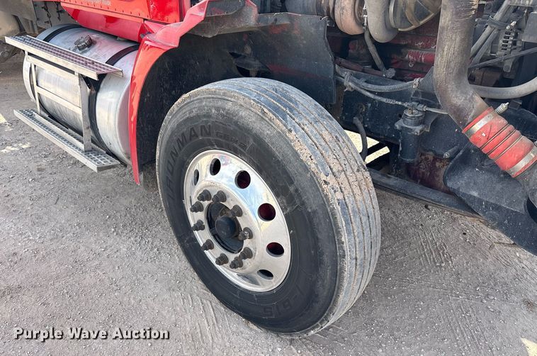 image for item EE0026 2005 International 9400i semi truck