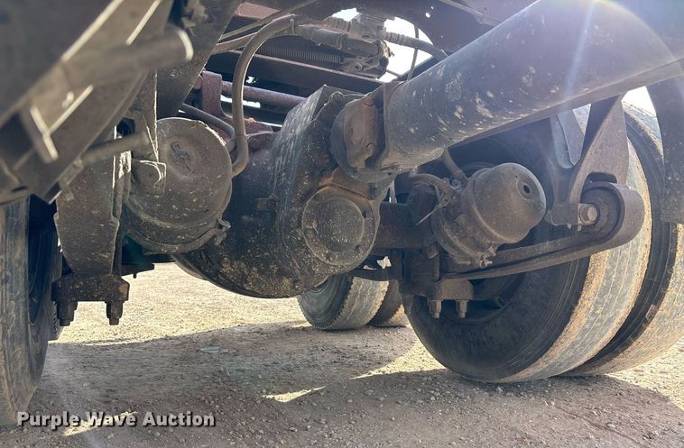 image for item EE0026 2005 International 9400i semi truck