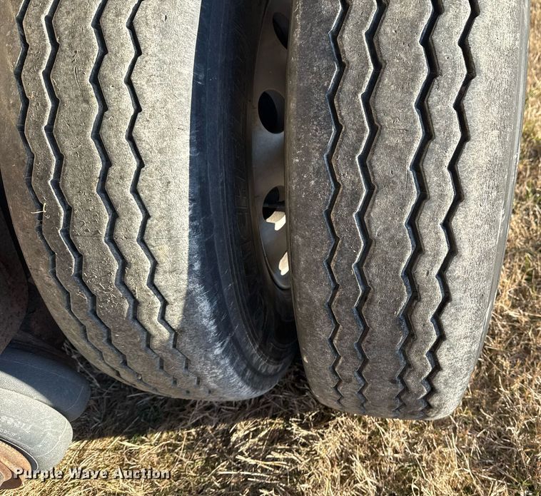 image for item EG2471 2016 Reitnouer Max Miser flatbed trailer