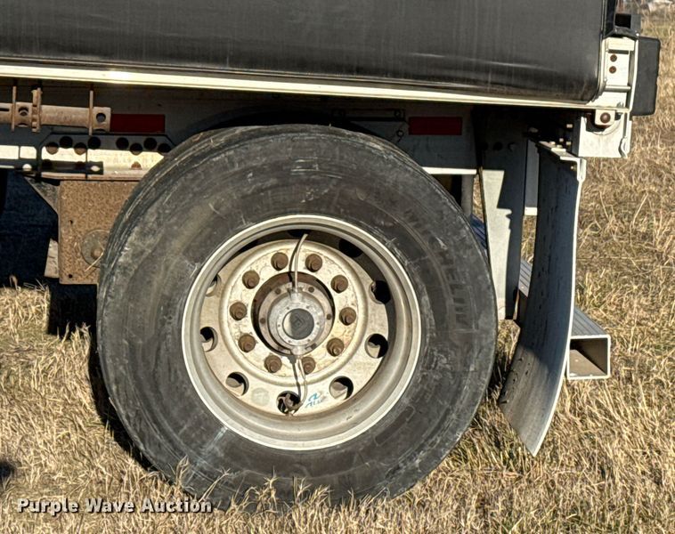 image for item EG2471 2016 Reitnouer Max Miser flatbed trailer