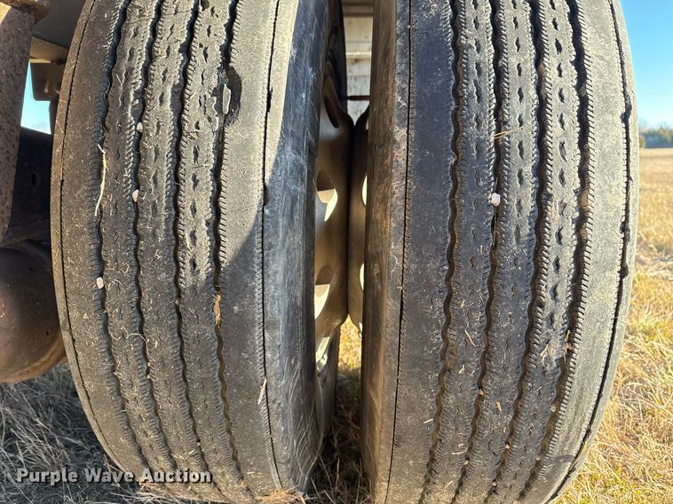 image for item EG2471 2016 Reitnouer Max Miser flatbed trailer