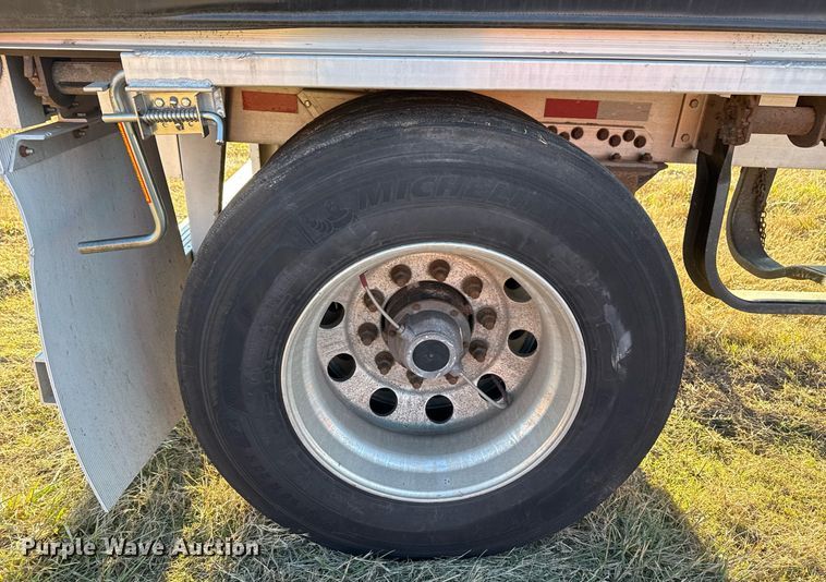 image for item EG2471 2016 Reitnouer Max Miser flatbed trailer