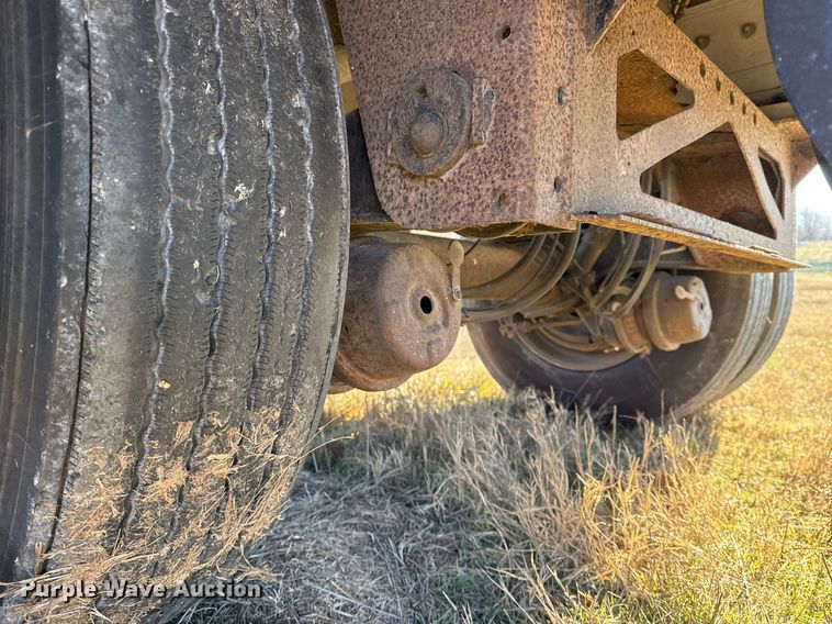 image for item EG2471 2016 Reitnouer Max Miser flatbed trailer