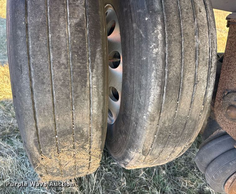 image for item EG2471 2016 Reitnouer Max Miser flatbed trailer