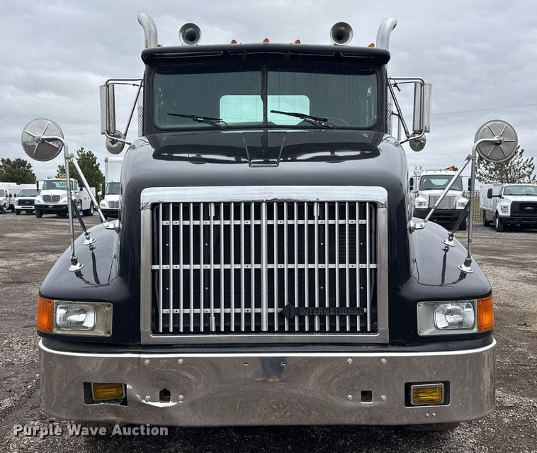 image for item EG2536 1996 International 9400 truck cab and chassis