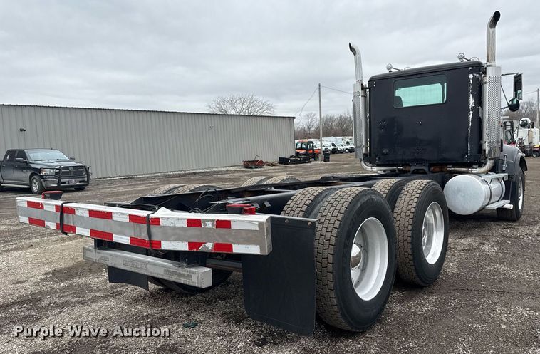 image for item EG2536 1996 International 9400 truck cab and chassis