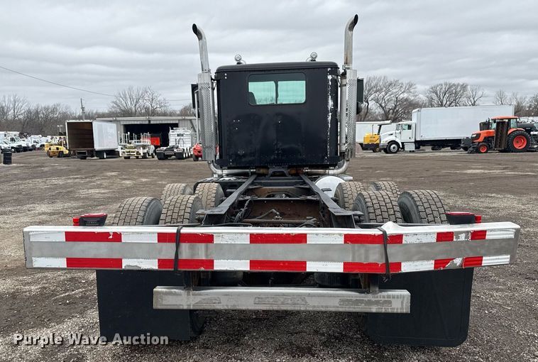 image for item EG2536 1996 International 9400 truck cab and chassis