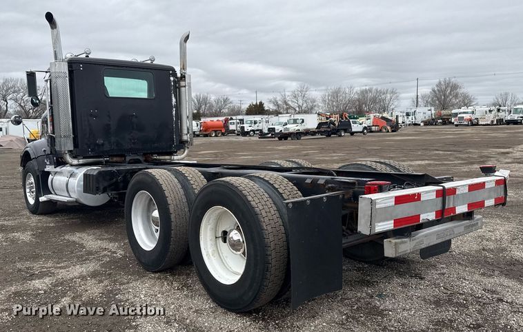 image for item EG2536 1996 International 9400 truck cab and chassis