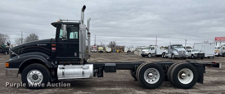 image for item EG2536 1996 International 9400 truck cab and chassis
