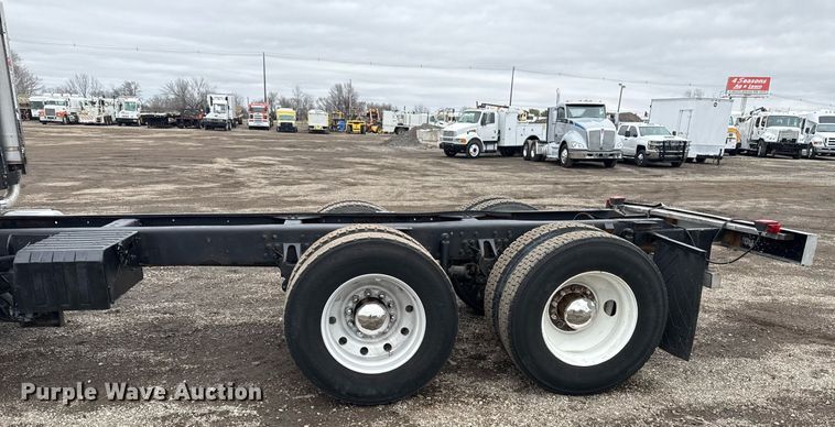 image for item EG2536 1996 International 9400 truck cab and chassis