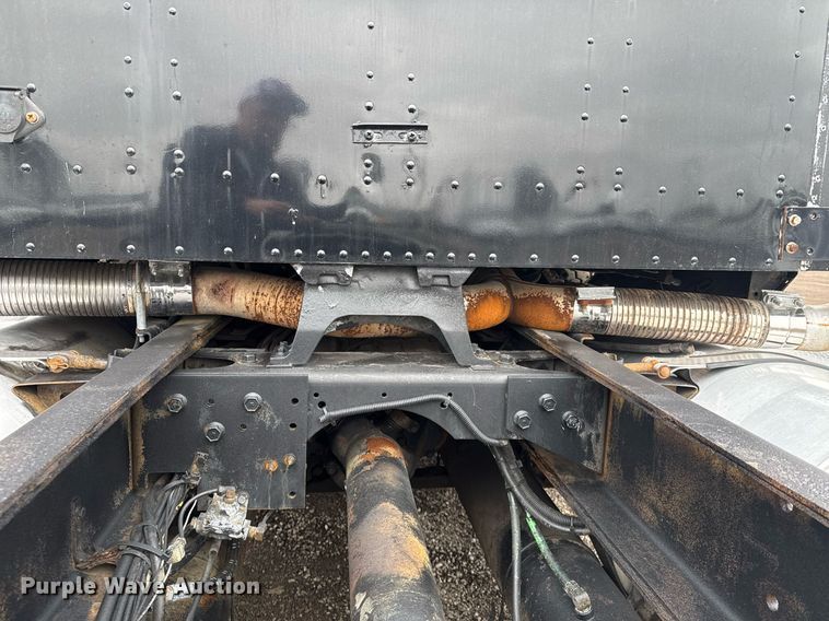 image for item EG2536 1996 International 9400 truck cab and chassis