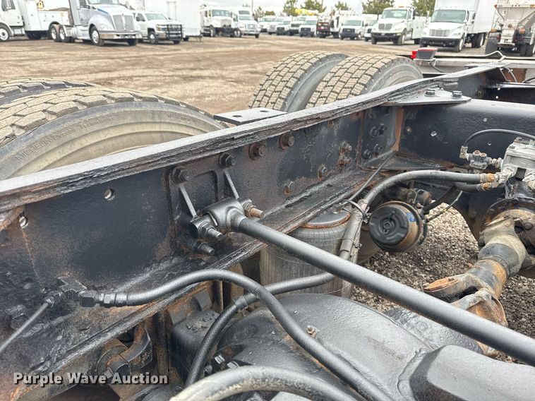 image for item EG2536 1996 International 9400 truck cab and chassis