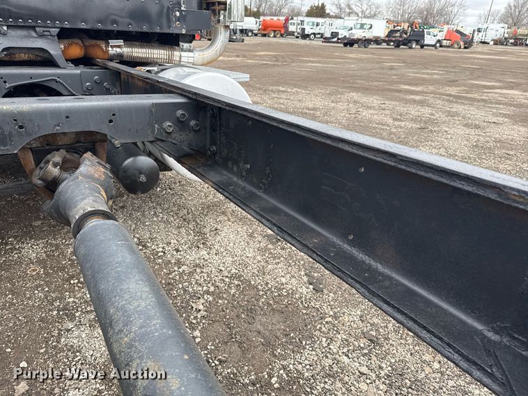 image for item EG2536 1996 International 9400 truck cab and chassis